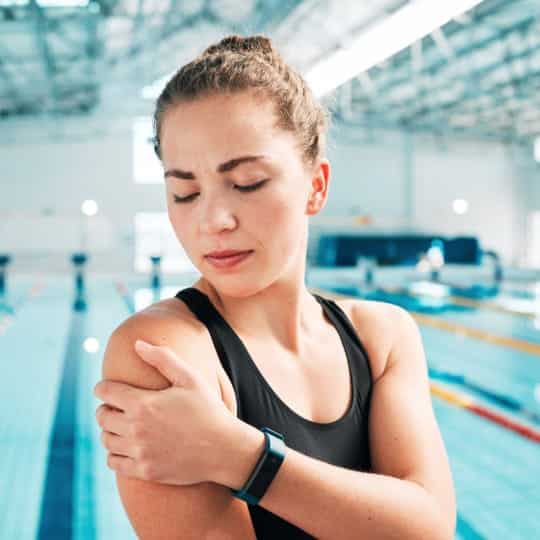 shoulder pain and rotator cuff tears woman holding shoulder